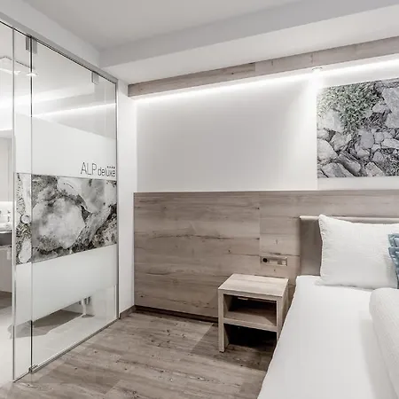 The Deluxe By Regina 솔덴