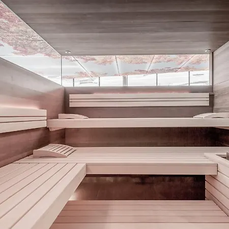 The Deluxe By Regina 4*