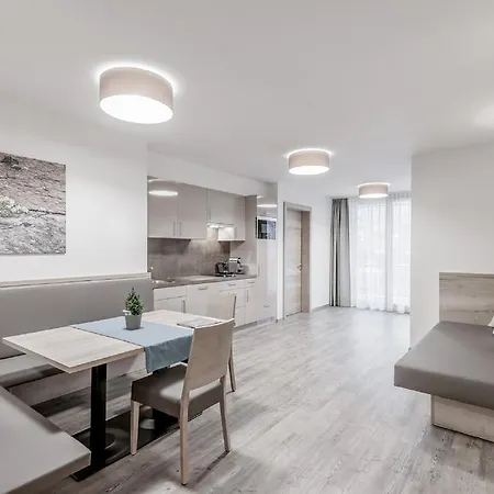 The Deluxe By Regina 4*